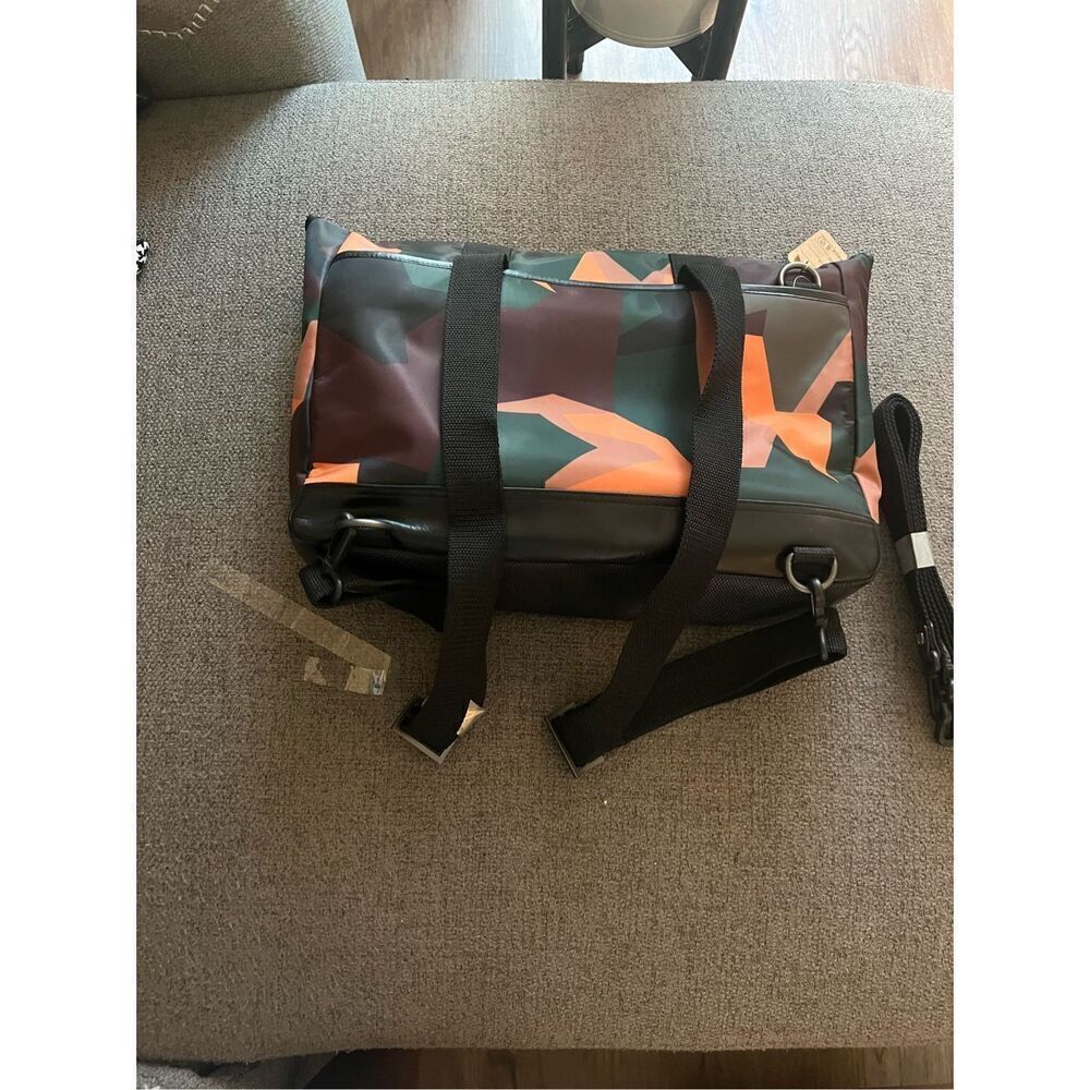 Calvin Klein camouflage-print duffle Messenger Bag - Picture 7 of 11